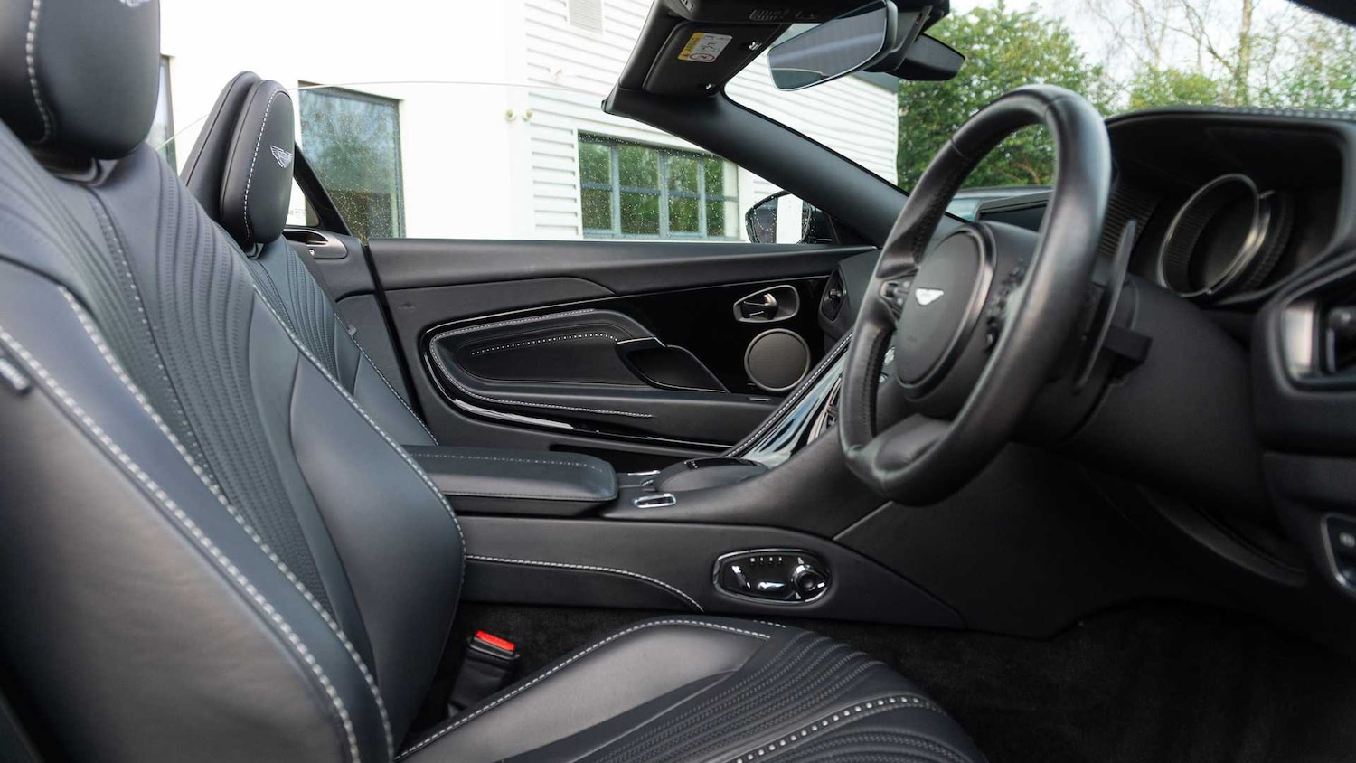 Used Aston Martin DB11 for sale - 76916073: Photo 29