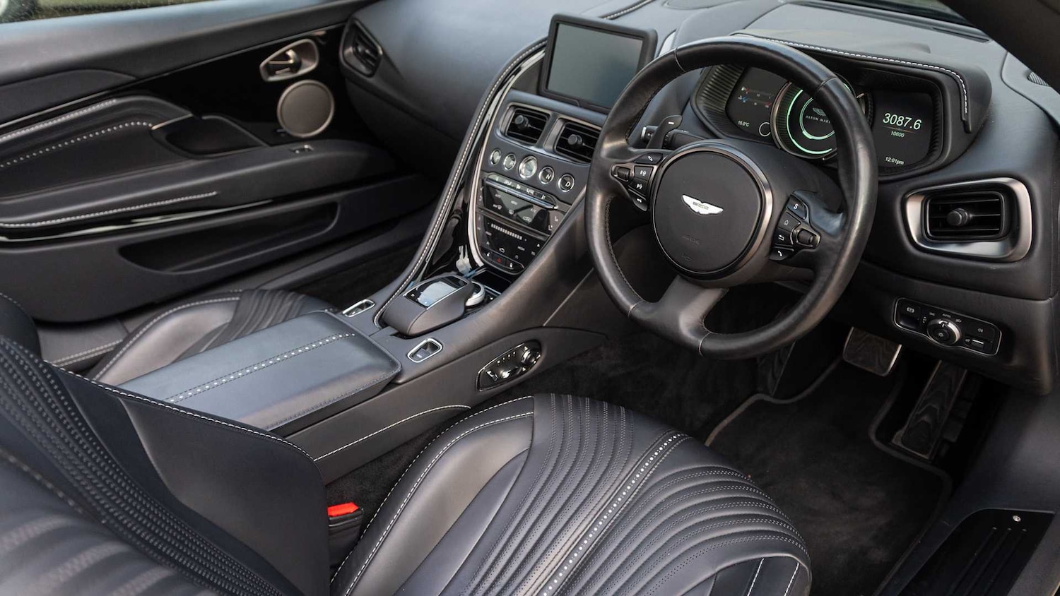 Used Aston Martin DB11 for sale - 76916073: Photo 3