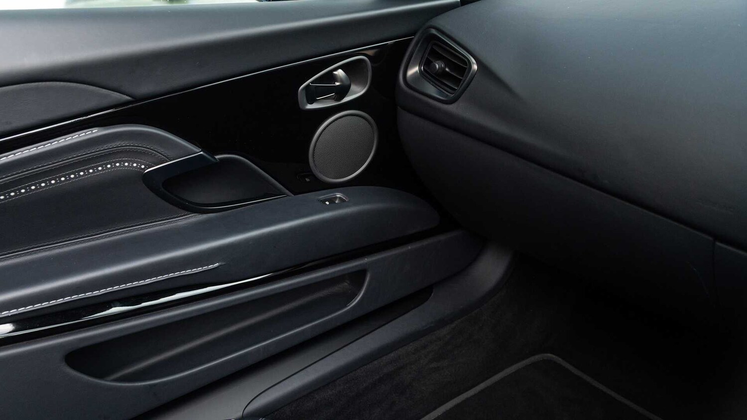 Used Aston Martin DB11 for sale - 76916073: Photo 31