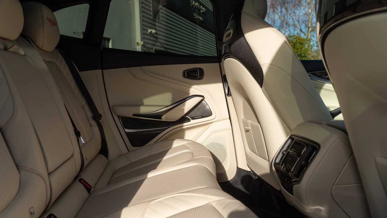 Used Aston Martin DBX 2025 for sale - 77389898: Photo 15