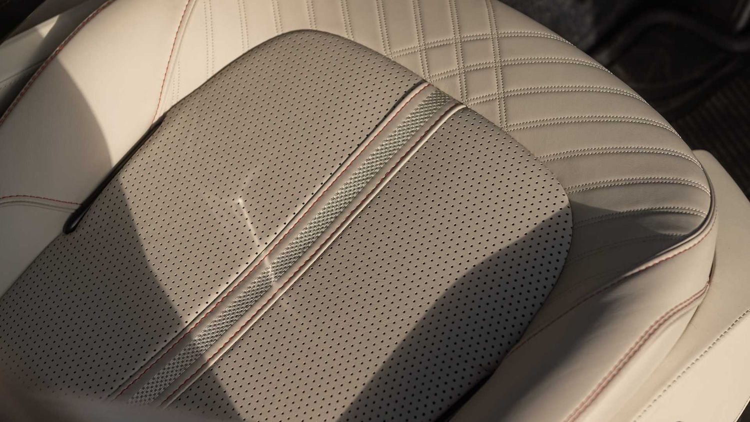 Used Aston Martin DBX 2025 for sale - 77389898: Photo 27