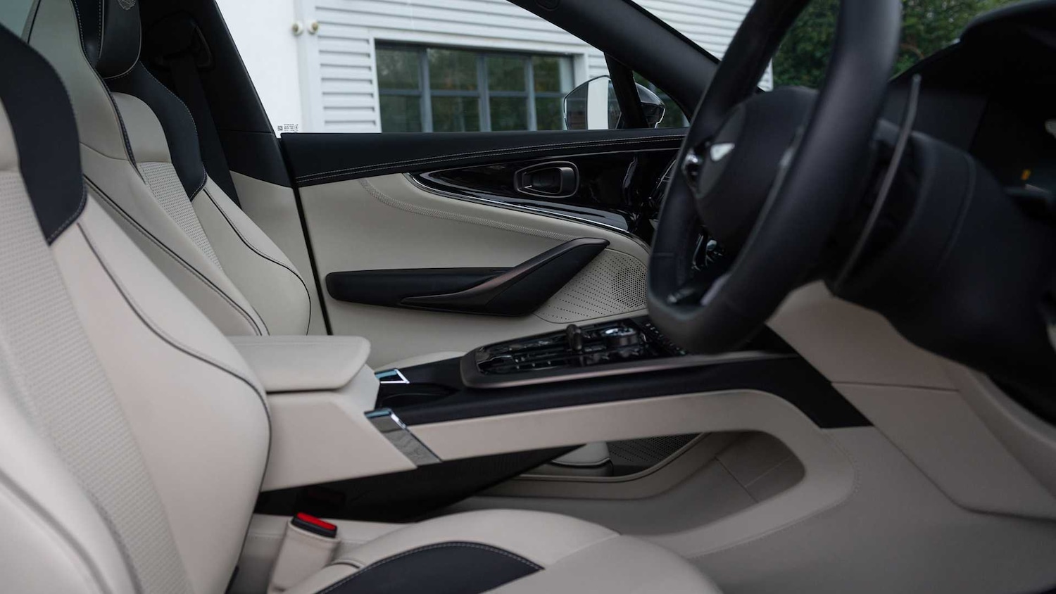 Used Aston Martin DBX for sale - 76692147: Photo 27