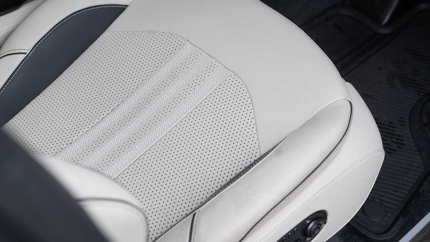 Used Aston Martin DBX for sale - 76692147: Photo 28