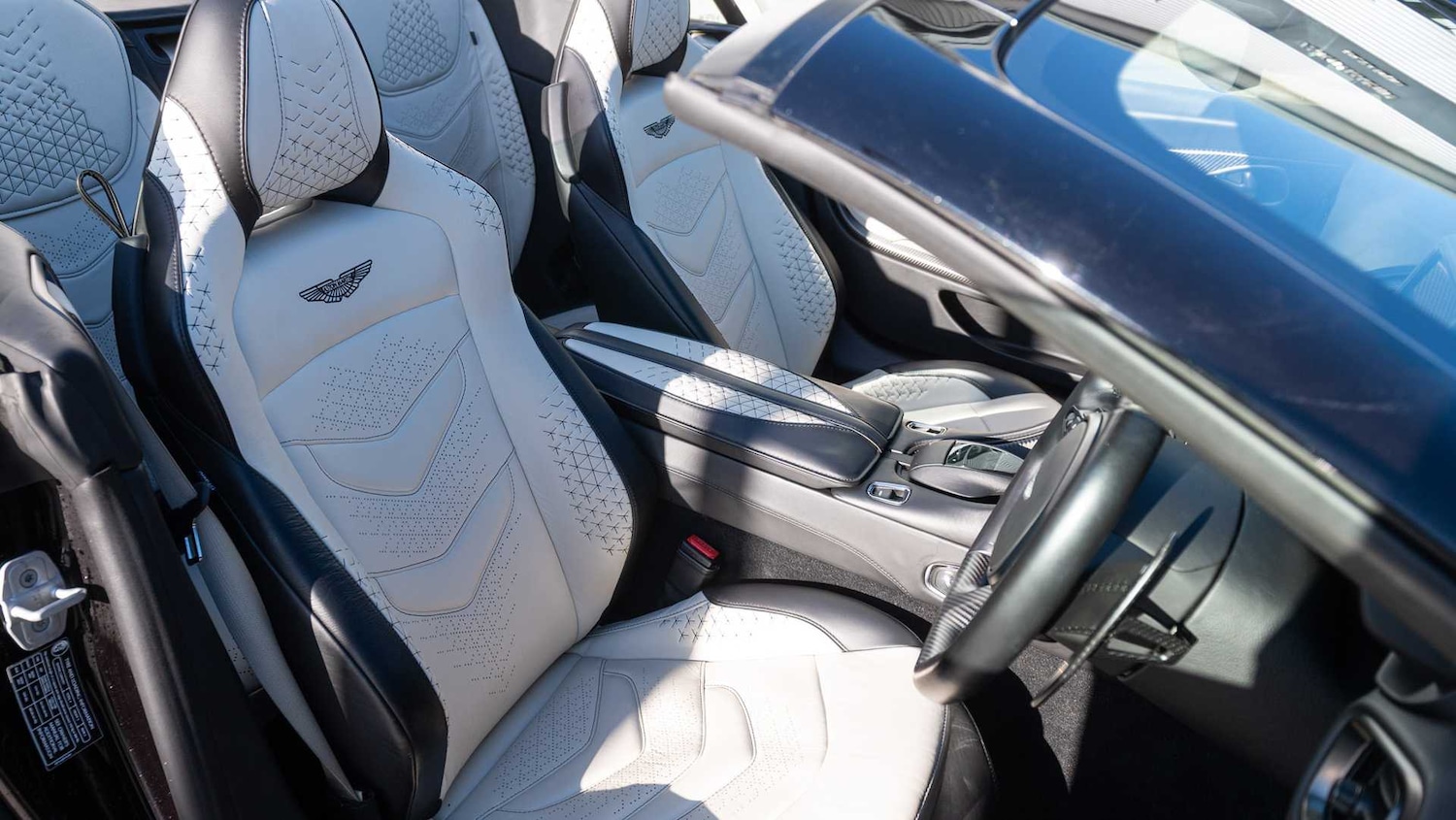 Used Aston Martin DBS 2021 for sale - 76668972: Photo 12