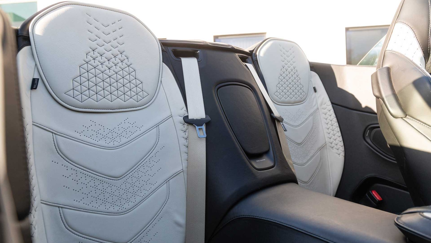 Used Aston Martin DBS 2021 for sale - 76668972: Photo 15