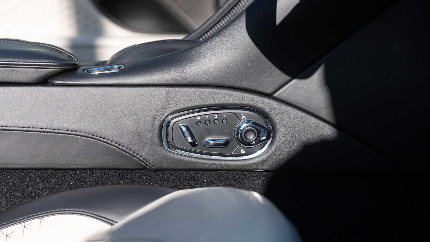 Used Aston Martin DBS 2021 for sale - 76668972: Photo 17