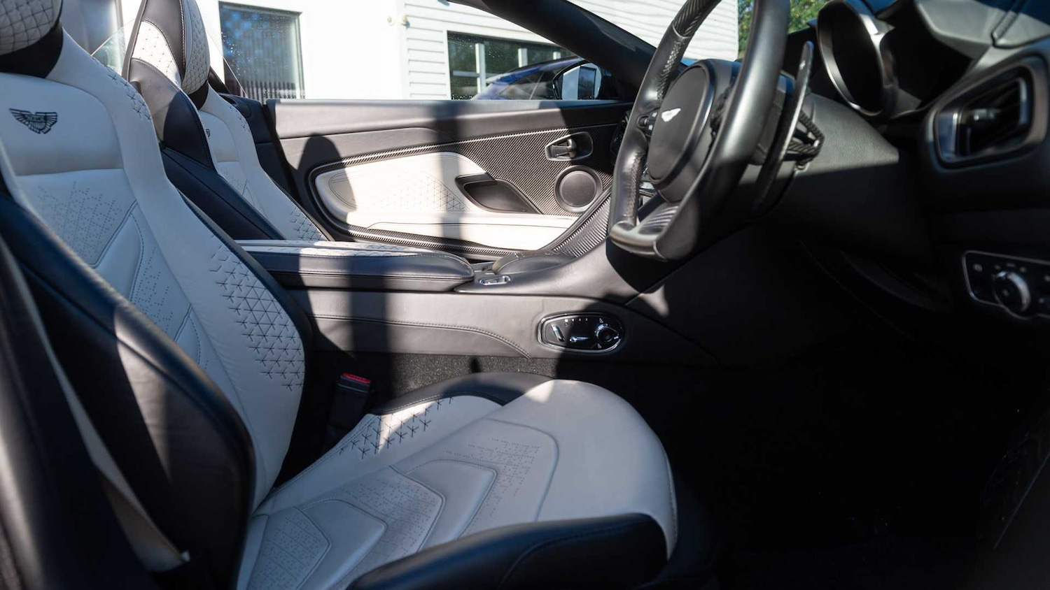 Used Aston Martin DBS 2021 for sale - 76668972: Photo 29