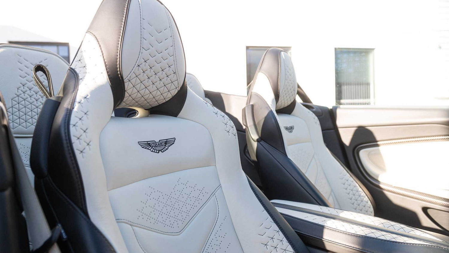 Used Aston Martin DBS 2021 for sale - 76668972: Photo 30