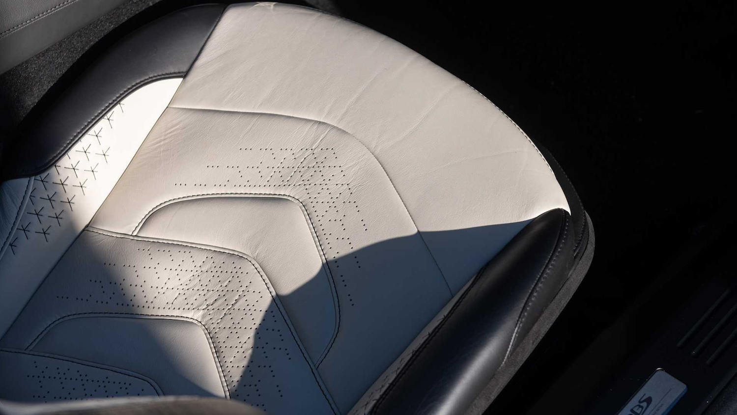 Used Aston Martin DBS 2021 for sale - 76668972: Photo 31