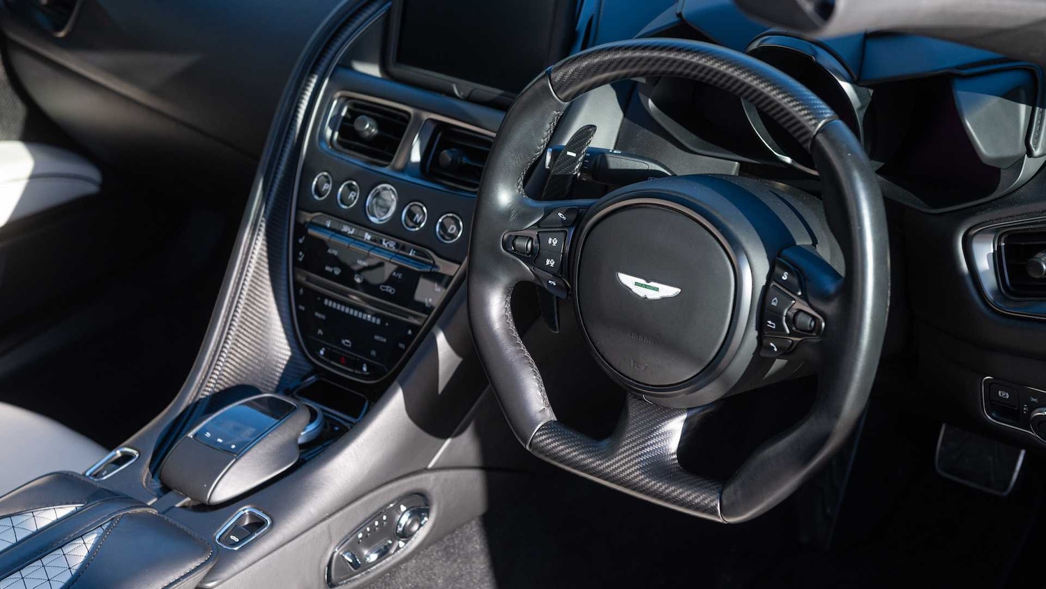 Used Aston Martin DBS 2021 for sale - 76668972: Photo 32