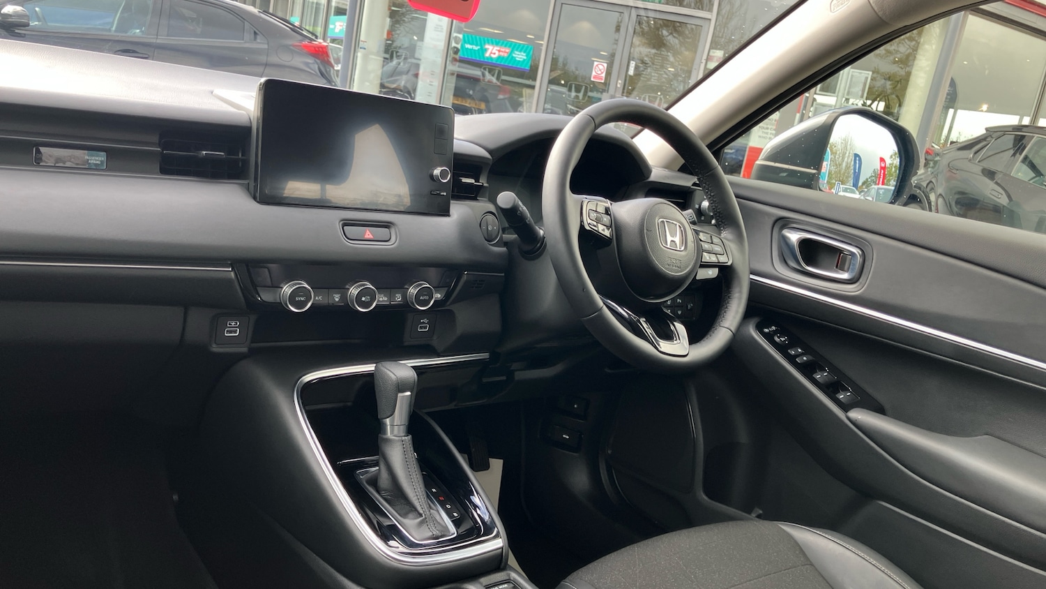 Used Honda HR-V 2023 for sale - 76273603: Photo 2