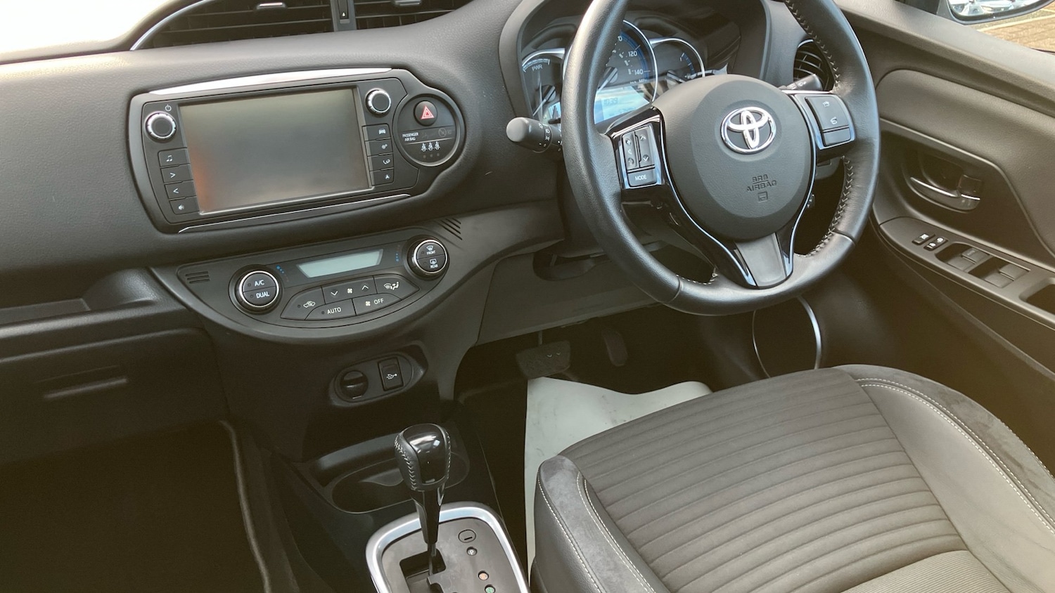 Used Toyota Yaris 2017 for sale - 77128054: Photo 14