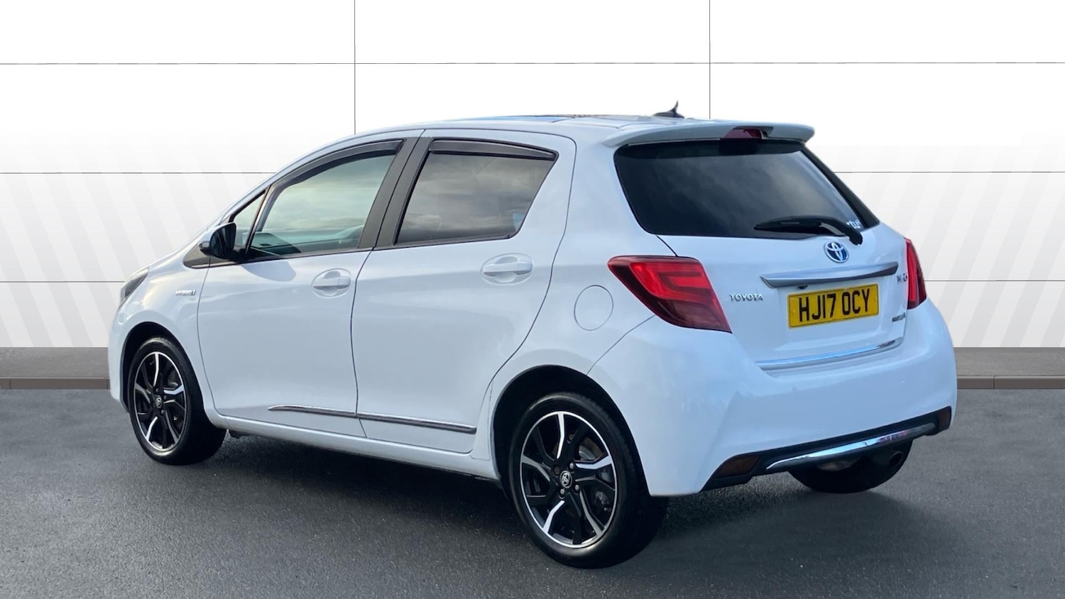 Used Toyota Yaris 2017 for sale - 77128054: Photo 2