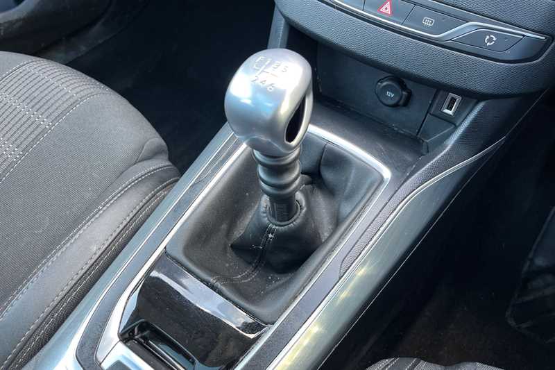 Used Peugeot 308 2018 for sale - 76943934: Photo 14