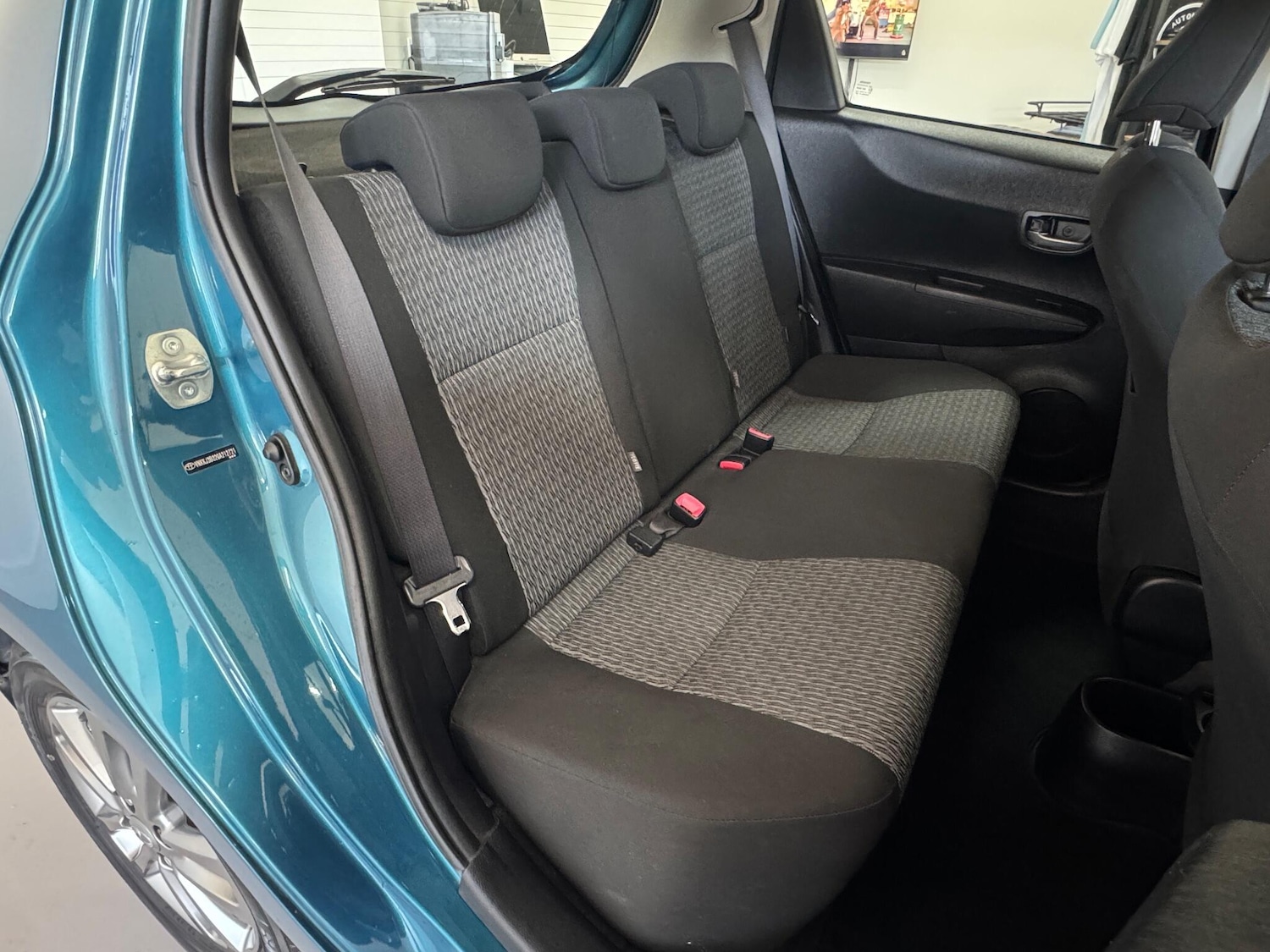 Used Toyota Yaris 2014 for sale - 77073974: Photo 43