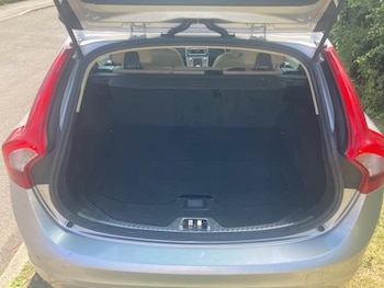 Used Volvo V60 2017 for sale - 78995300: Photo