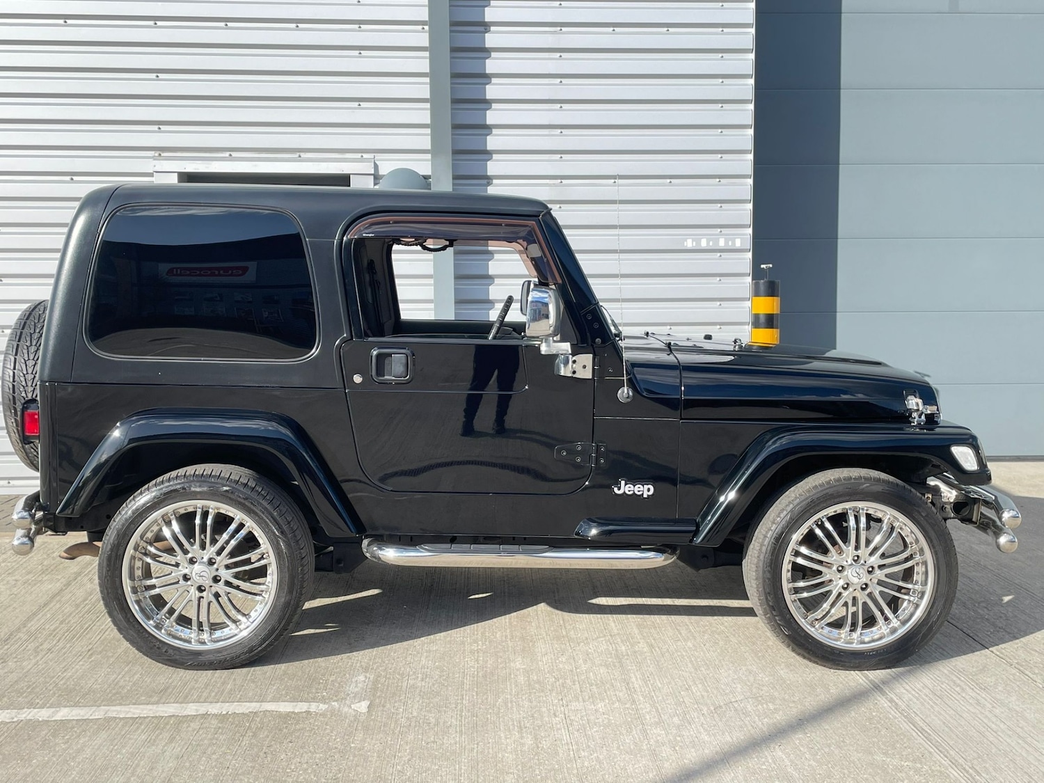 Used Jeep Wrangler 2004 for sale - 77996941: Photo 2