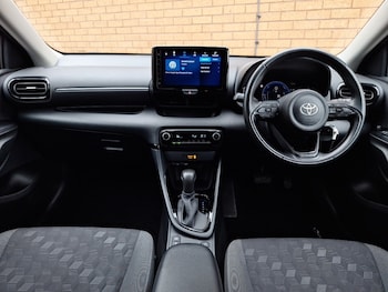 Used Toyota Yaris 2024 for sale - 76135572: Photo 2