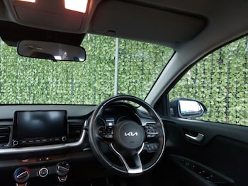 Used Kia Stonic 2023 for sale - 76187478: Photo 2