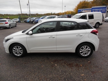 Used Hyundai i20 2017 for sale - 76472115: Photo