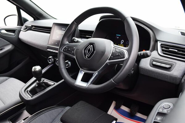 Used Renault Clio 2024 for sale - 76117555: Photo 2