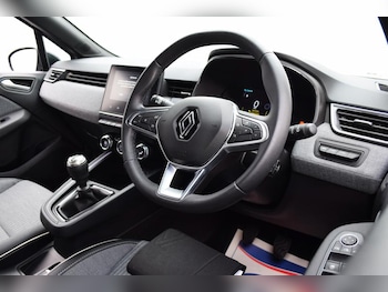 Used Renault Clio 2024 for sale - 76117555: Photo 2