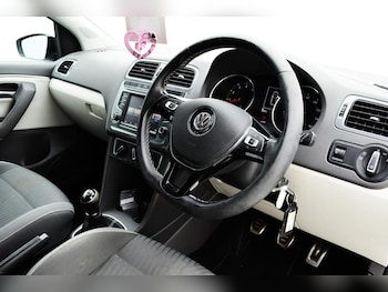 Used Volkswagen Polo 2015 for sale - 79338557: Photo