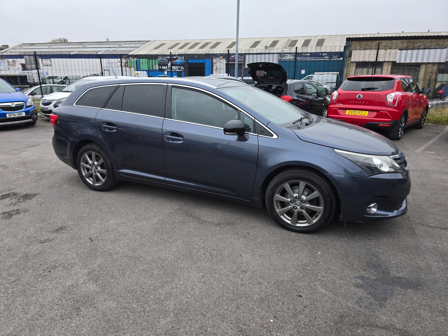 Used Toyota Avensis 2013 for sale - 76305844: Photo 2