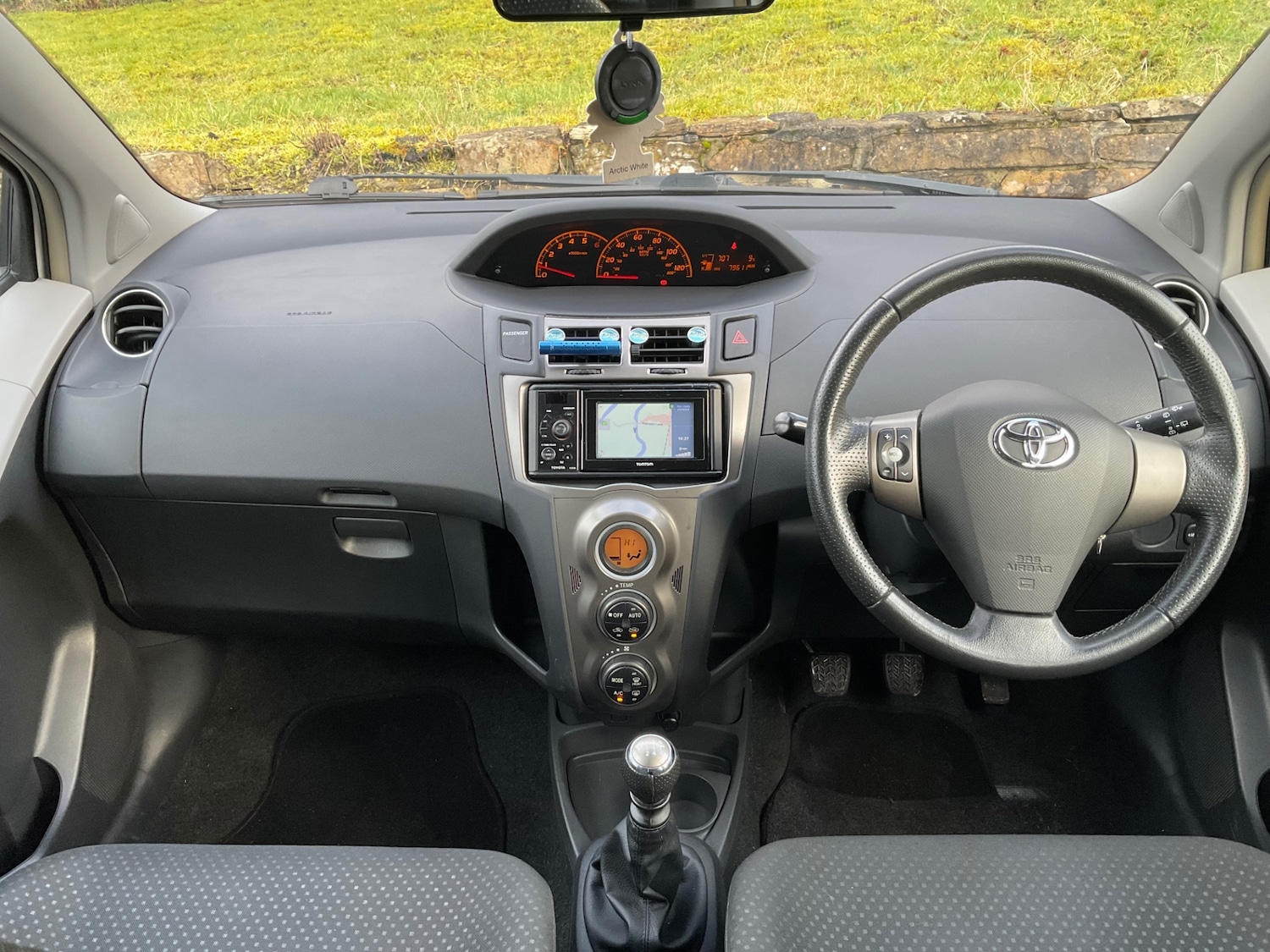 Used Toyota Yaris 2011 for sale - 77262418: Photo 21
