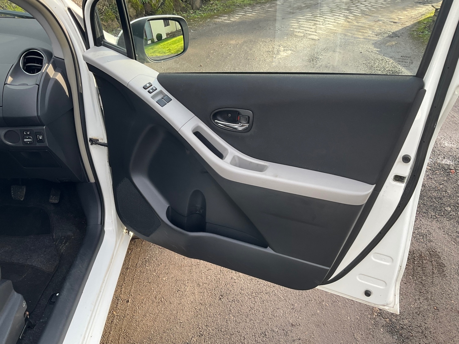 Used Toyota Yaris 2011 for sale - 77262418: Photo 37