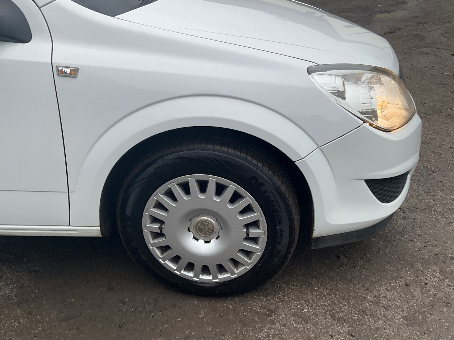 Used Vauxhall Astra Van 2010 for sale - 76709234: Photo 31