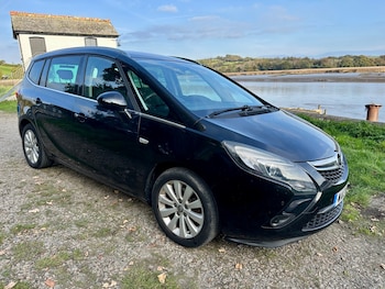 2013 (13) - 1.4T Tourer, Tech Line, Black 5-Door