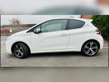 Used Peugeot 208 2015 for sale - 76476732: Photo