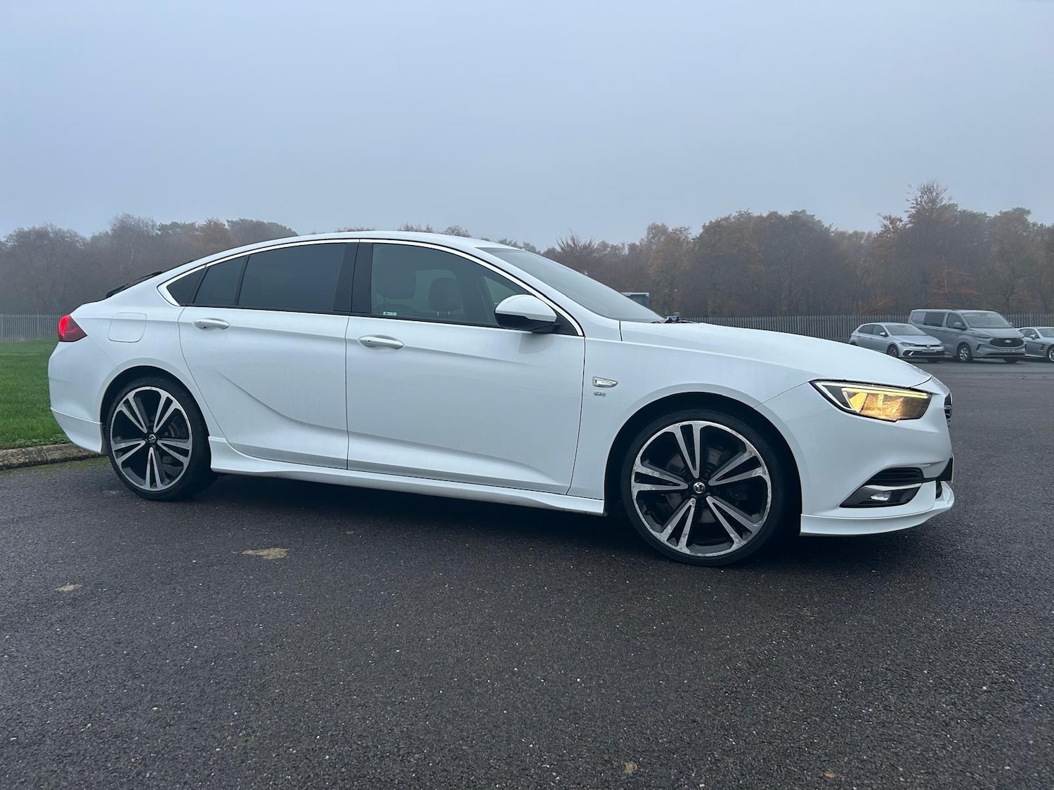 Used Vauxhall Insignia 2017 for sale - 76501631: Photo 2