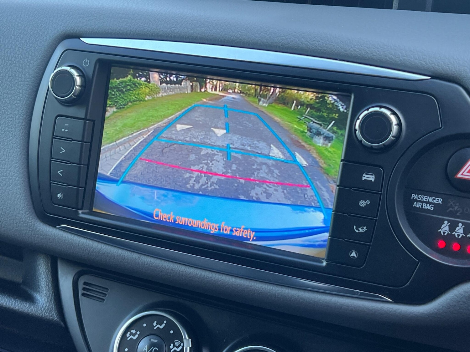 Used Toyota Yaris 2015 for sale - 76953945: Photo 2