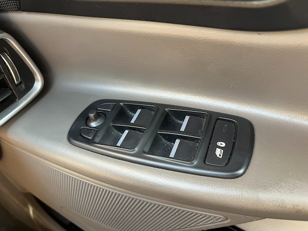 Used Jaguar XE 2015 for sale - 75581547: Photo 26