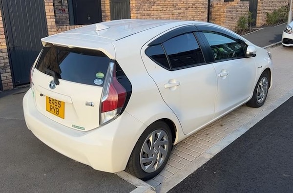 Used Toyota Aqua 2024 for sale - 76246279: Photo 2