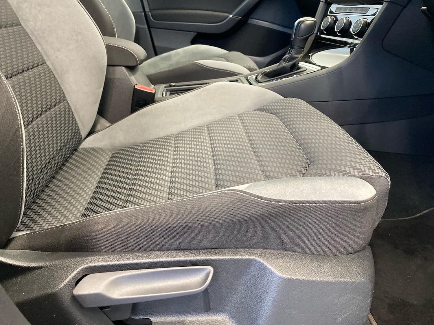 Used Volkswagen Golf 2019 for sale - 76455328: Photo 30