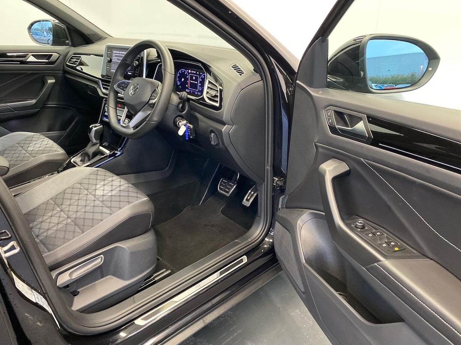 Used Volkswagen T-Roc 2025 for sale - 76725903: Photo 21