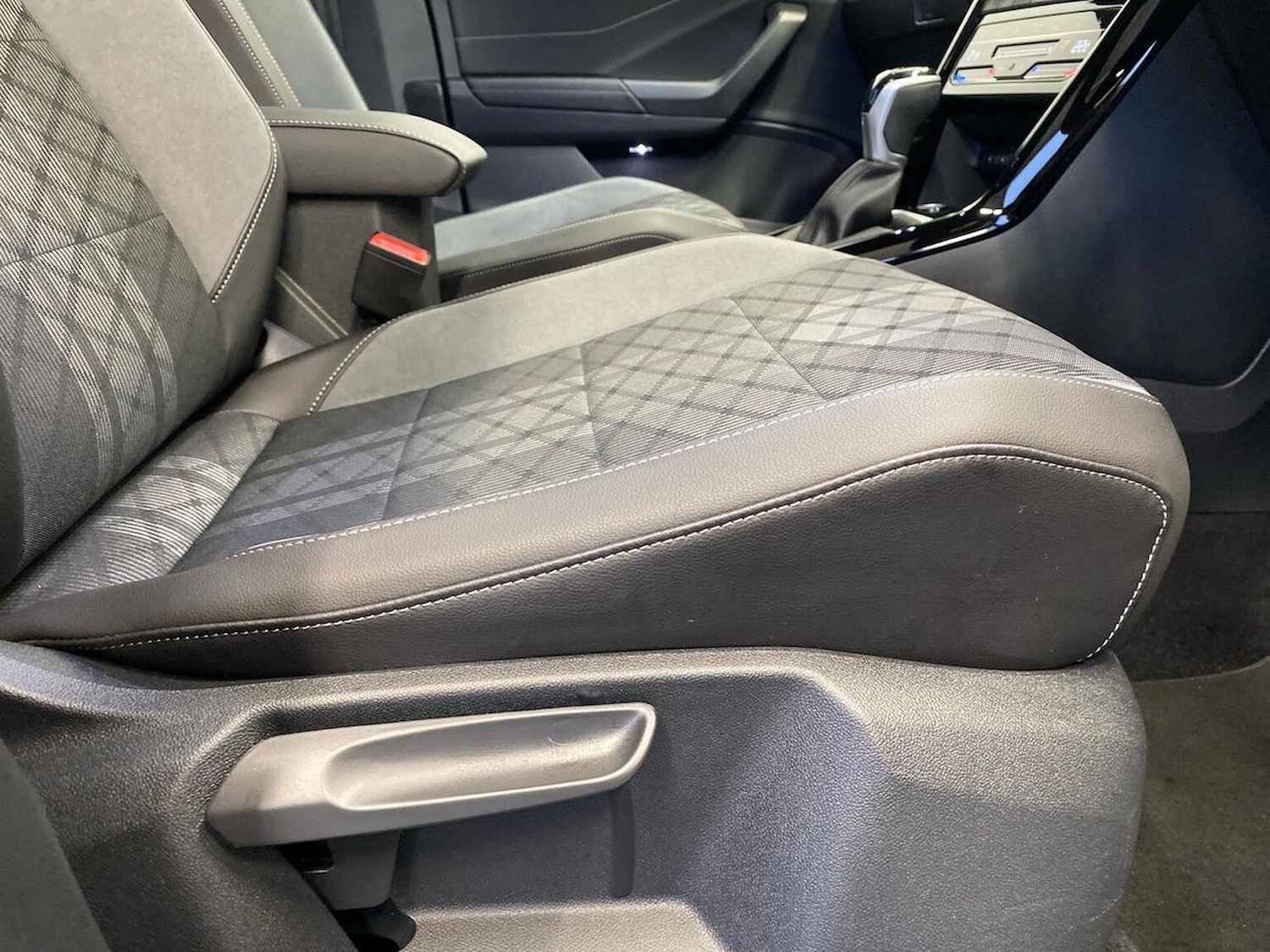 Used Volkswagen T-Roc 2025 for sale - 76725903: Photo 30