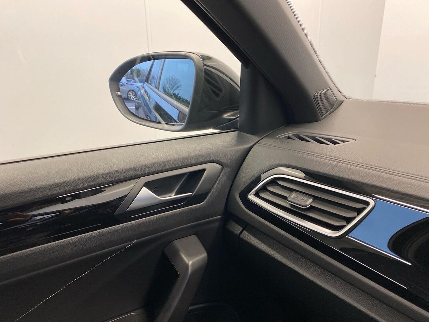 Used Volkswagen T-Roc 2025 for sale - 76725903: Photo 31