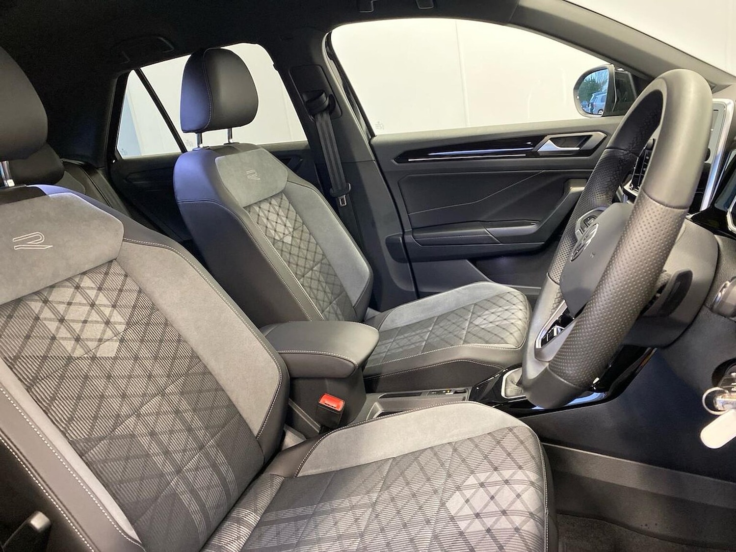 Used Volkswagen T-Roc 2025 for sale - 76725903: Photo 32