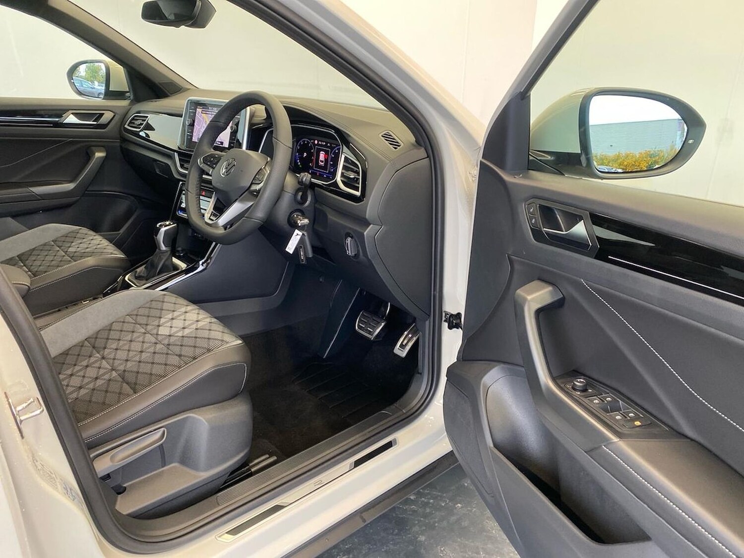 Used Volkswagen T-Roc 2025 for sale - 76316692: Photo 21