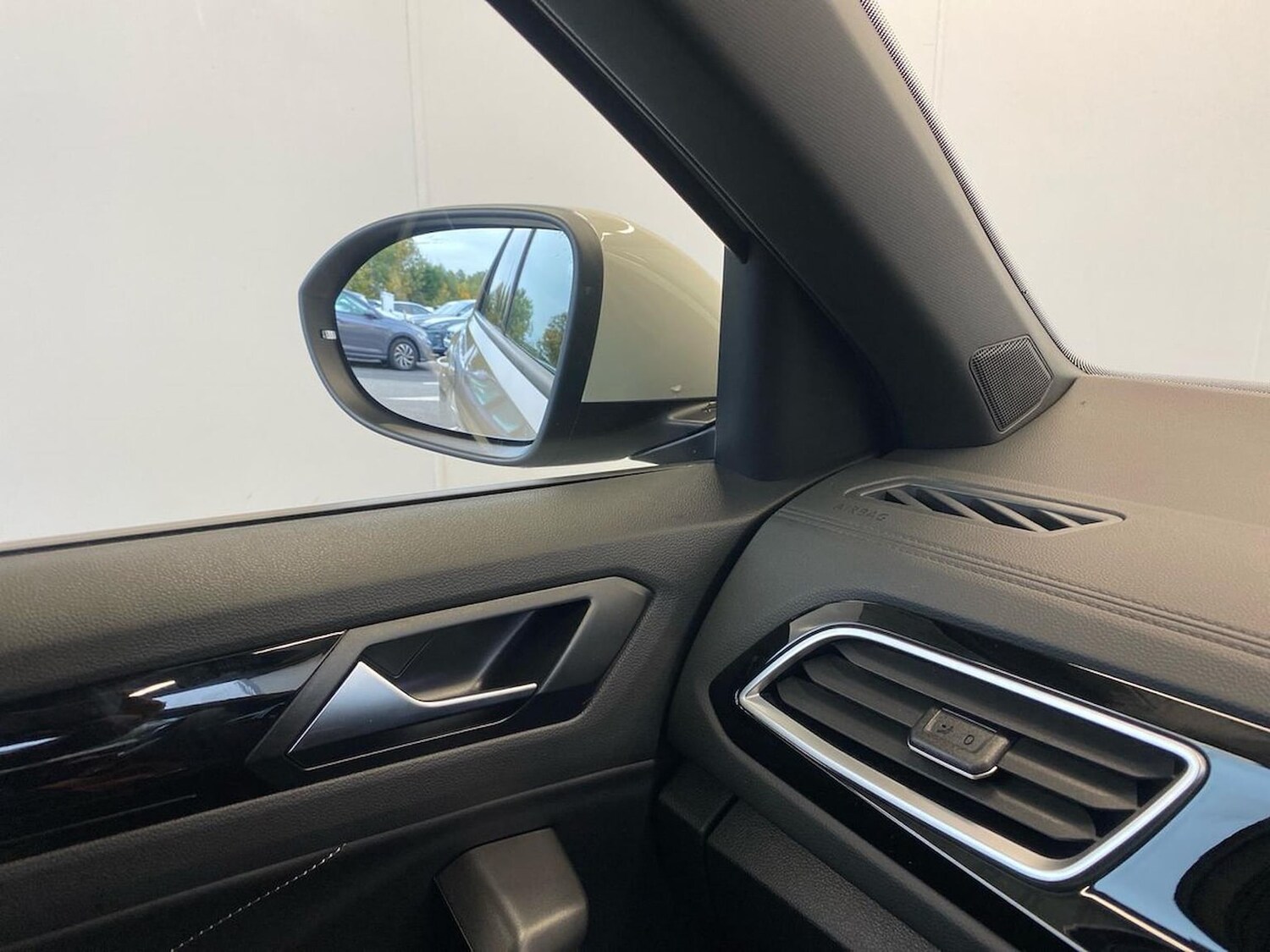 Used Volkswagen T-Roc 2025 for sale - 76316692: Photo 31