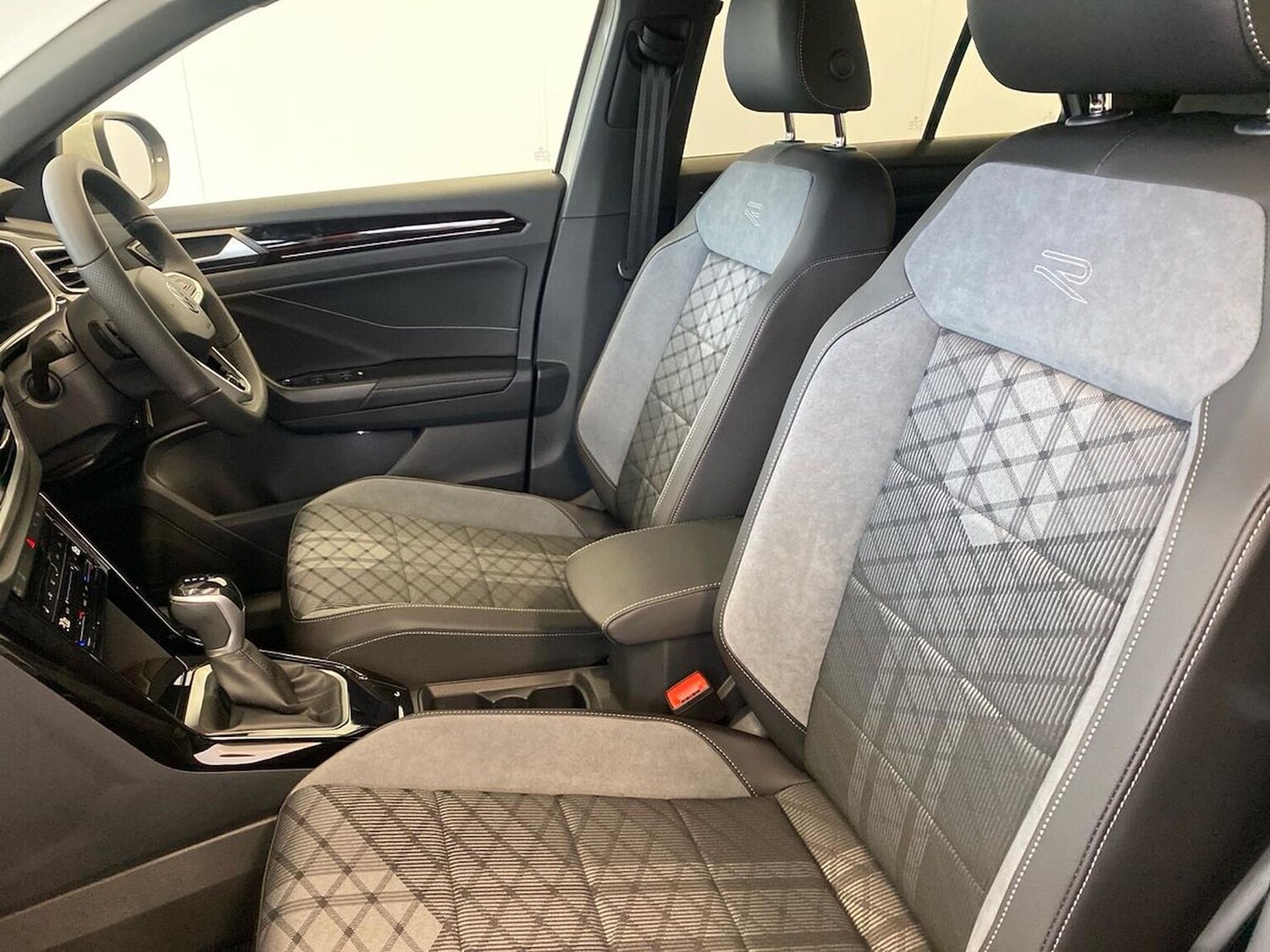 Used Volkswagen T-Roc 2025 for sale - 76316692: Photo 40