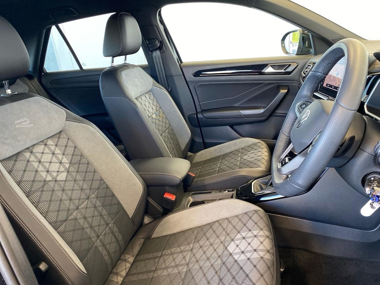 Used Volkswagen T-Roc 2025 for sale - 76682554: Photo 32