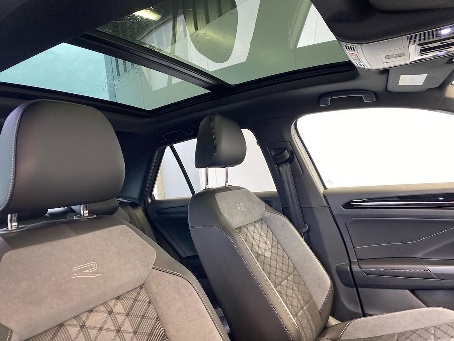 Used Volkswagen T-Roc 2025 for sale - 77632529: Photo 32