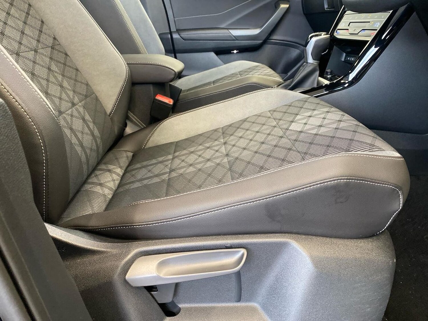 Used Volkswagen T-Roc 2025 for sale - 76694604: Photo 30