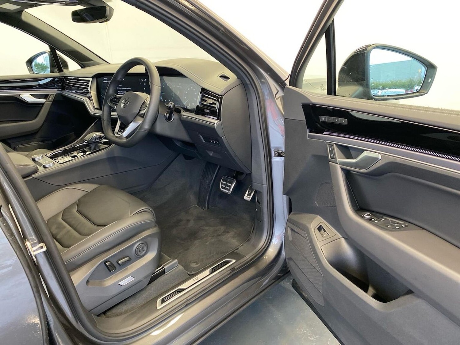 Used Volkswagen Touareg 2025 for sale - 77888599: Photo 21