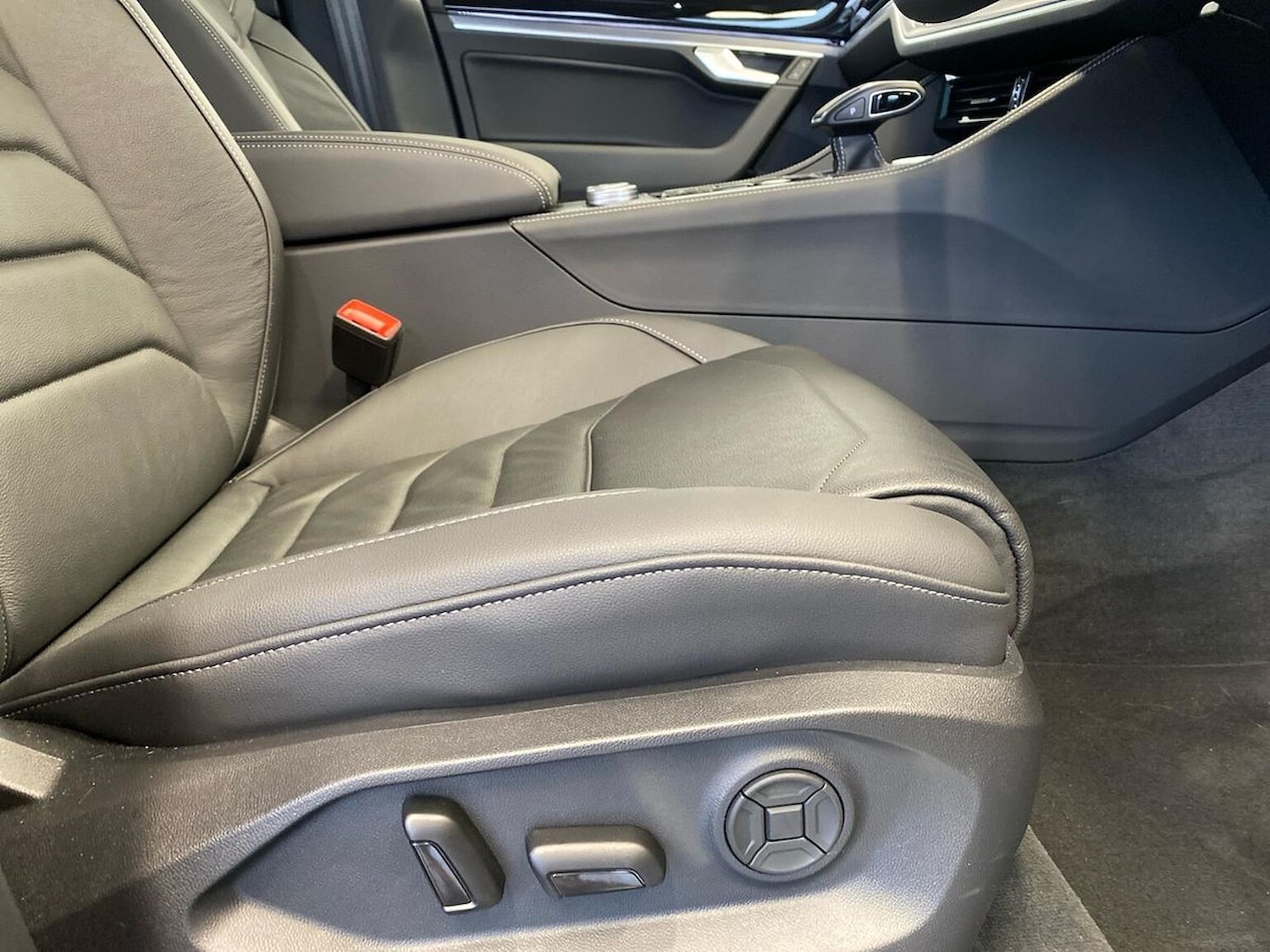 Used Volkswagen Touareg 2025 for sale - 77888599: Photo 30